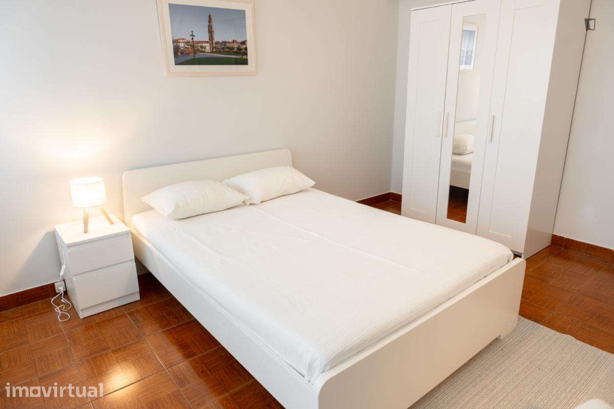 Quarto - localizado em Santa Marinha Porto - Grande imagem: 2/18