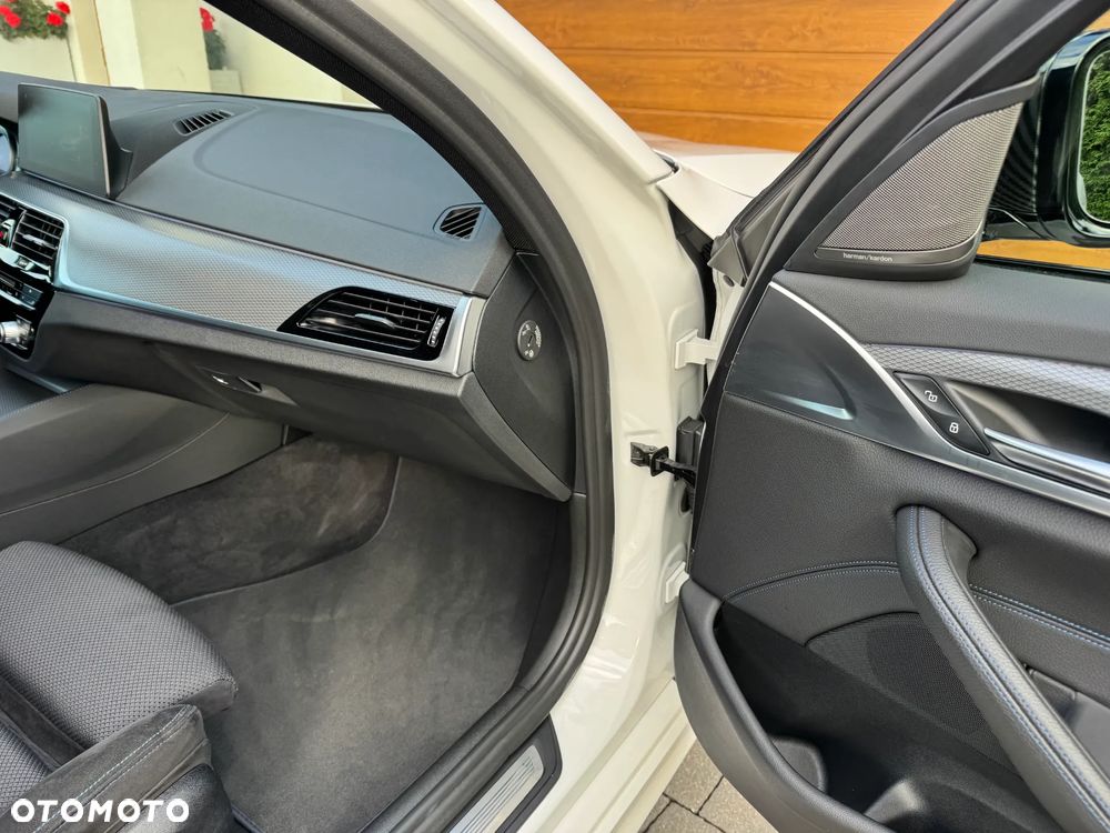BMW Seria 5 520d Touring M Sport Edition - 14