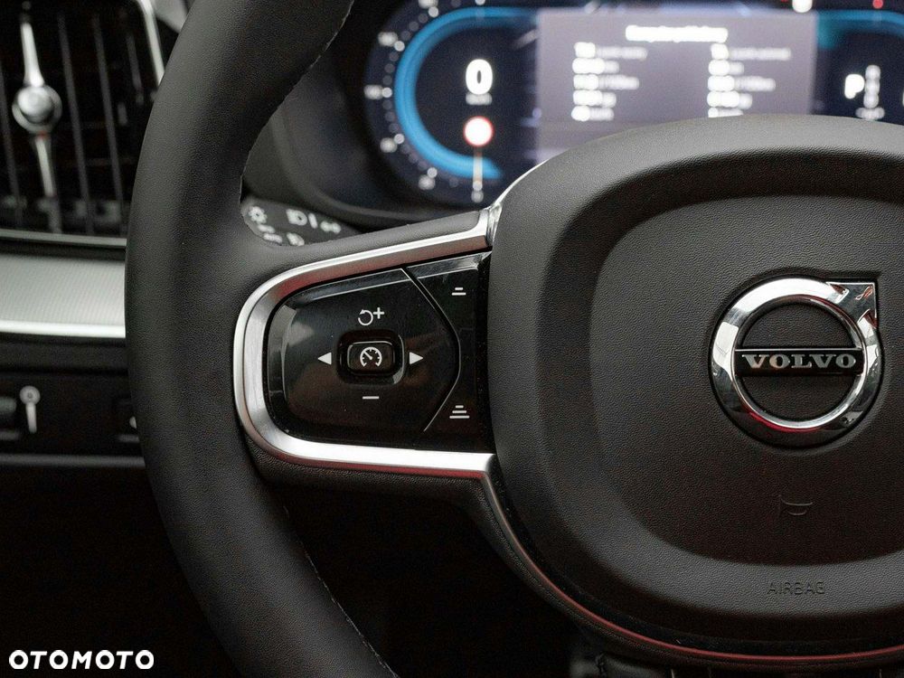 Volvo XC 60 B4 B Plus Dark - 16