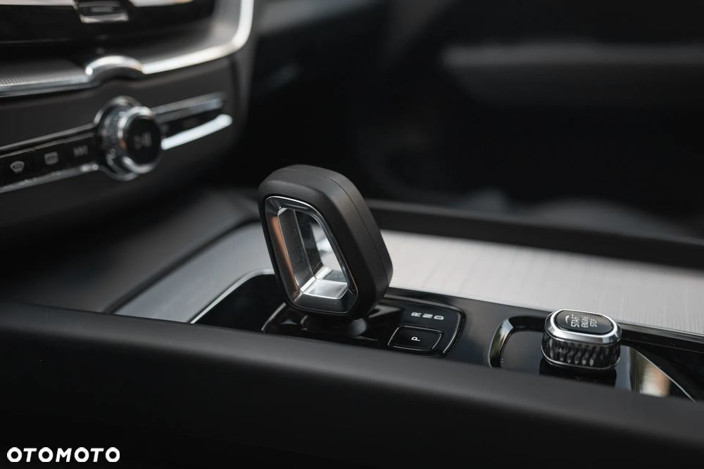 Volvo XC 60 B5 B AWD Ultimate Dark - 19