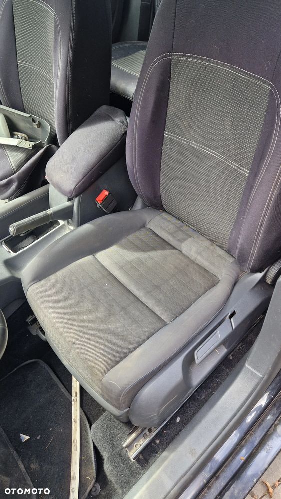 Sprzedam fotel lewy lub prawy Volkswagen Golf V - 1