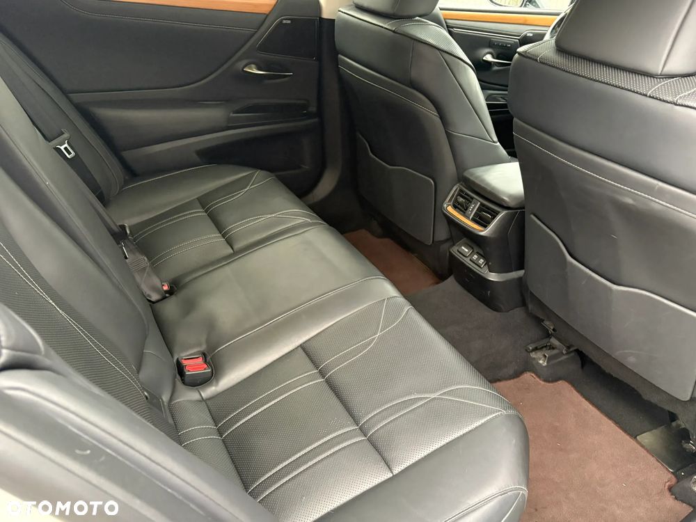 Lexus ES 300h Omotenashi - 27