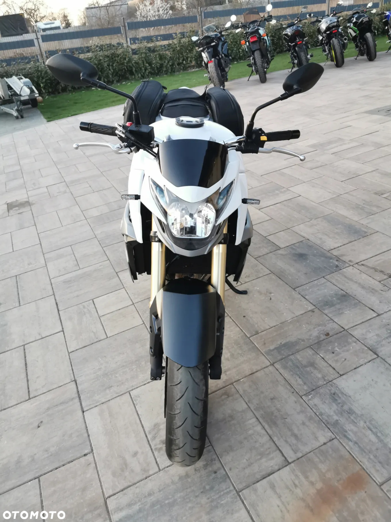 Suzuki GSR - 27