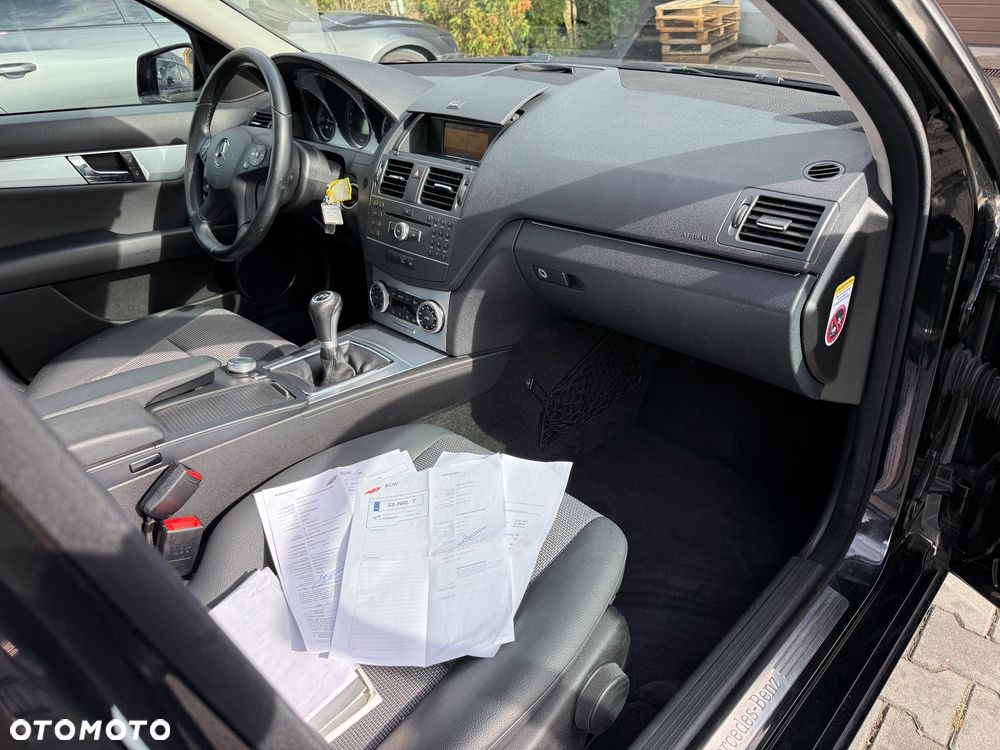 Mercedes-Benz Klasa C 180 CGI BlueEff Avantgarde - 23