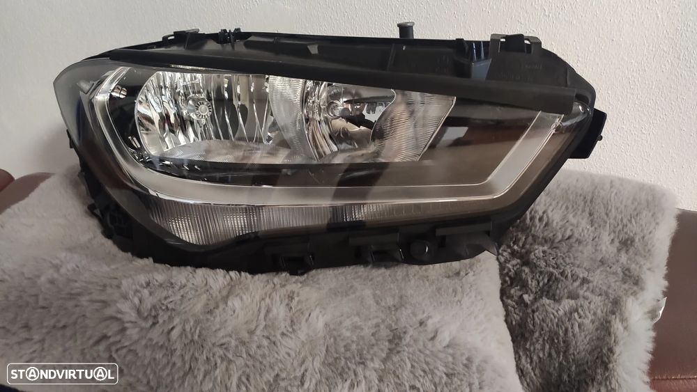 Farol direito Mercedes CLA W118 halógenio - 2