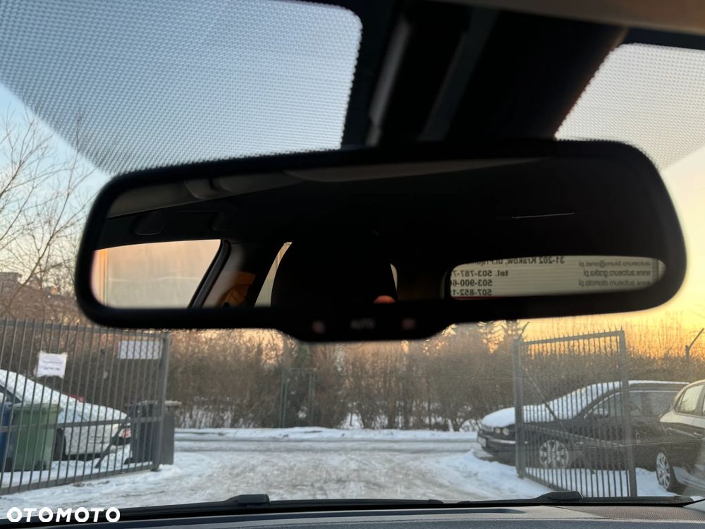 Toyota Avensis 1.6 Comfort - 32