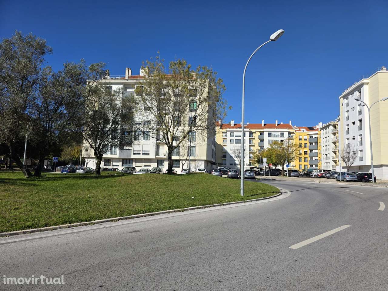 Espaço Comercial com 80m2, em funcionamento, parqueamento e arrecadaçã - Grande imagem: 2/7