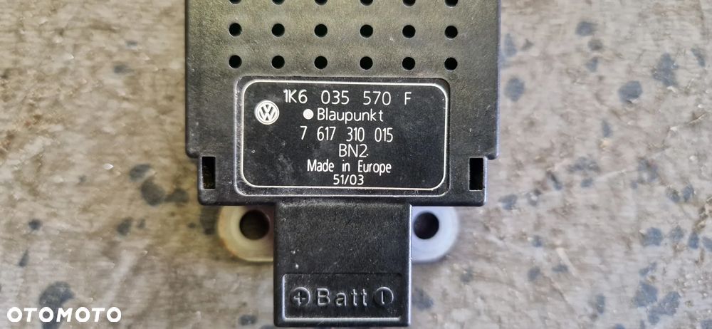 VOLKSWAGEN GOLF V WZMACNIACZ ANTENOWY 1K6035570F - 2