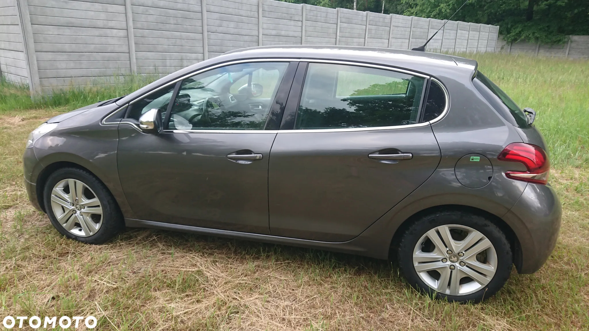 Peugeot 208 - 8