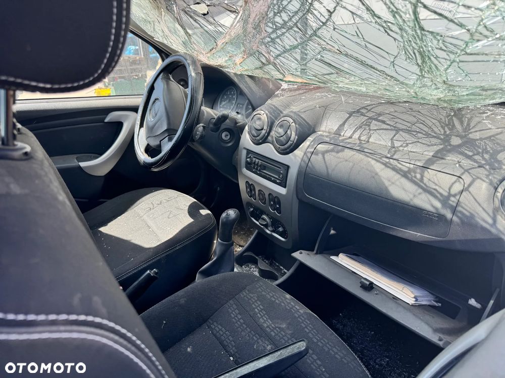 DACIA SANDERO 2011 *SAMOCHÓD NA CZĘŚCI* 5226  MASKA, LAMPA, DRZWI, LUSTERKO, ZDERZAK, GRILL, BŁOTNIK, KLAPA, BELKA, DESKA, FOTELE, KANAPA, ĆWIARTKA KIEROWNICA, TARCZE, ZACISKI, ZAWIESZENIE, KOMPLETNY PRZÓD, KOMPLETNY TYŁ, LICZNIK, ZEGARY, PRAWE LEWE PRZÓD TYŁ - 5