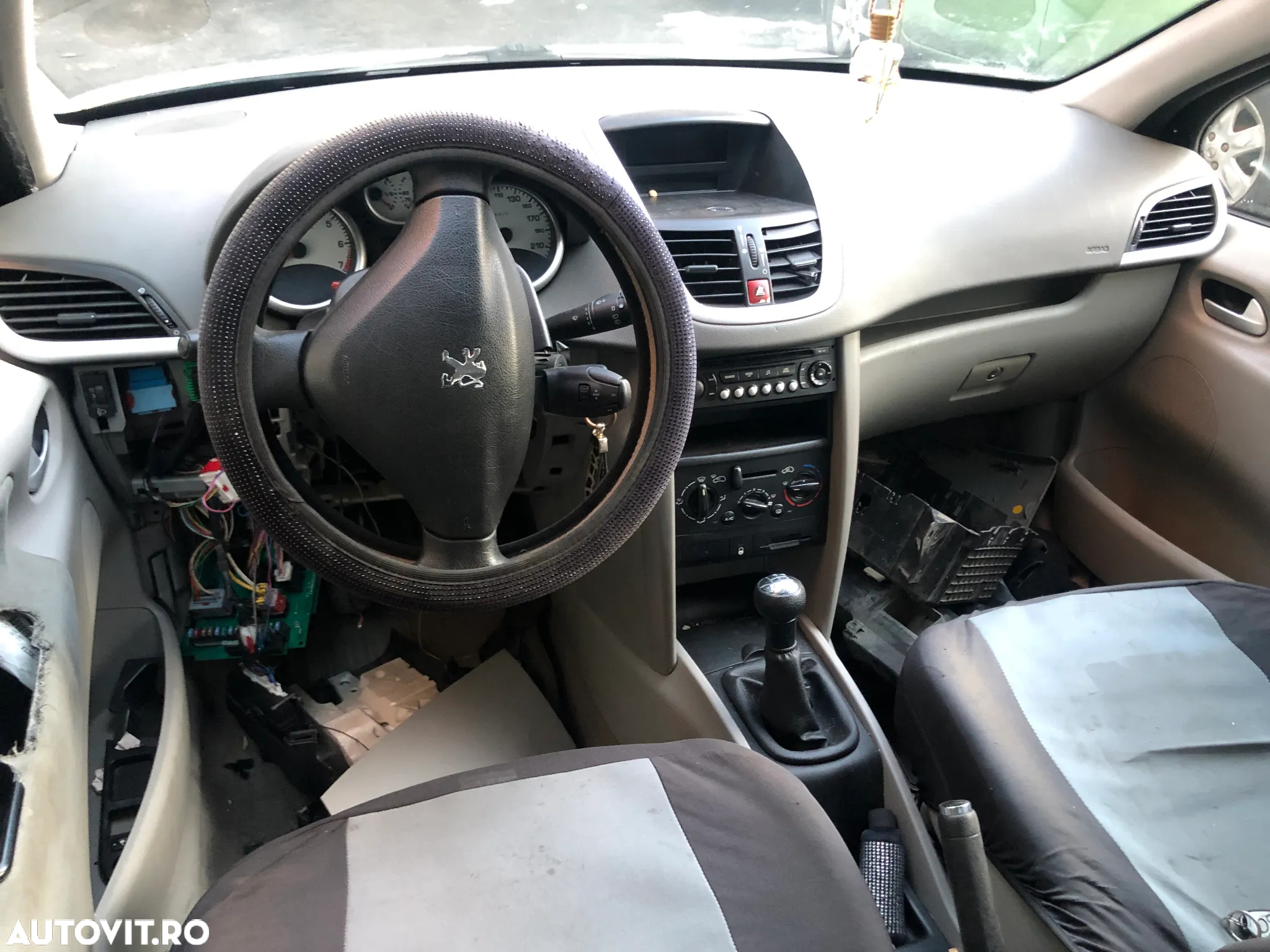 Dezmembrez Peugeot 207 1.4 benzina 2006 - 8