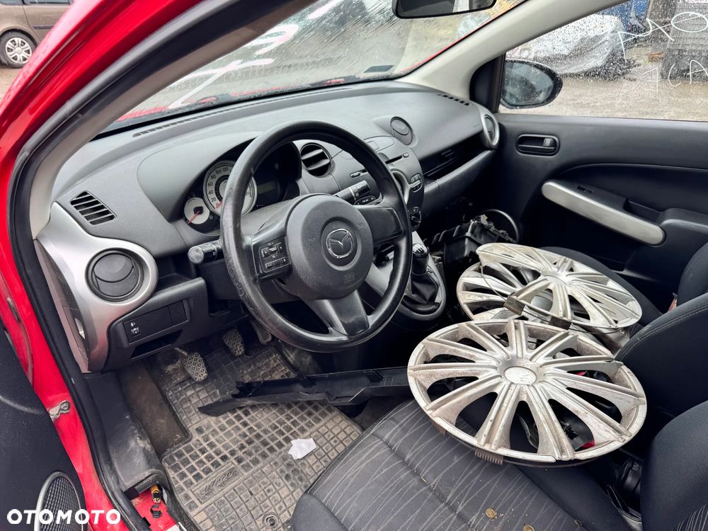 MAZDA 2 2008 *SAMOCHÓD NA CZĘŚCI* 5433  MASKA, LAMPA, DRZWI, LUSTERKO, ZDERZAK, GRILL, BŁOTNIK, KLAPA, BELKA, DESKA, FOTELE, KANAPA, ĆWIARTKA KIEROWNICA, TARCZE, ZACISKI, ZAWIESZENIE, KOMPLETNY PRZÓD, KOMPLETNY TYŁ, LICZNIK, ZEGARY, PRAWE LEWE PRZÓD TYŁ - 5