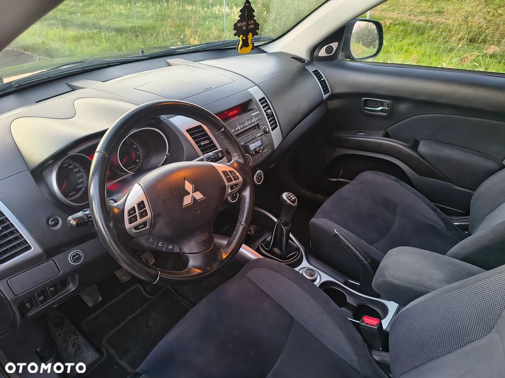 Mitsubishi Outlander 2.4 4WD Intense - 19