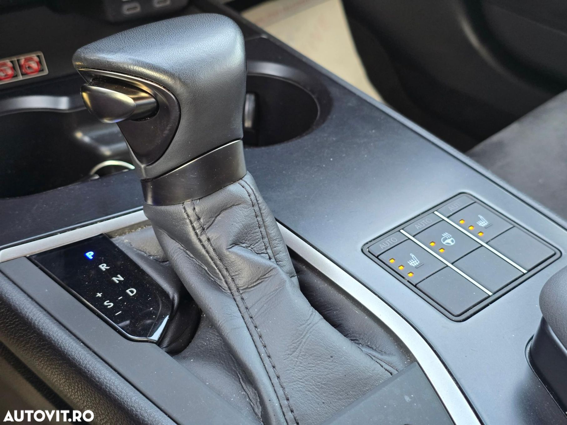 Lexus UX 250h 2.0L HEV 20H- (178 HP) 4X2 CVT Executive - 20