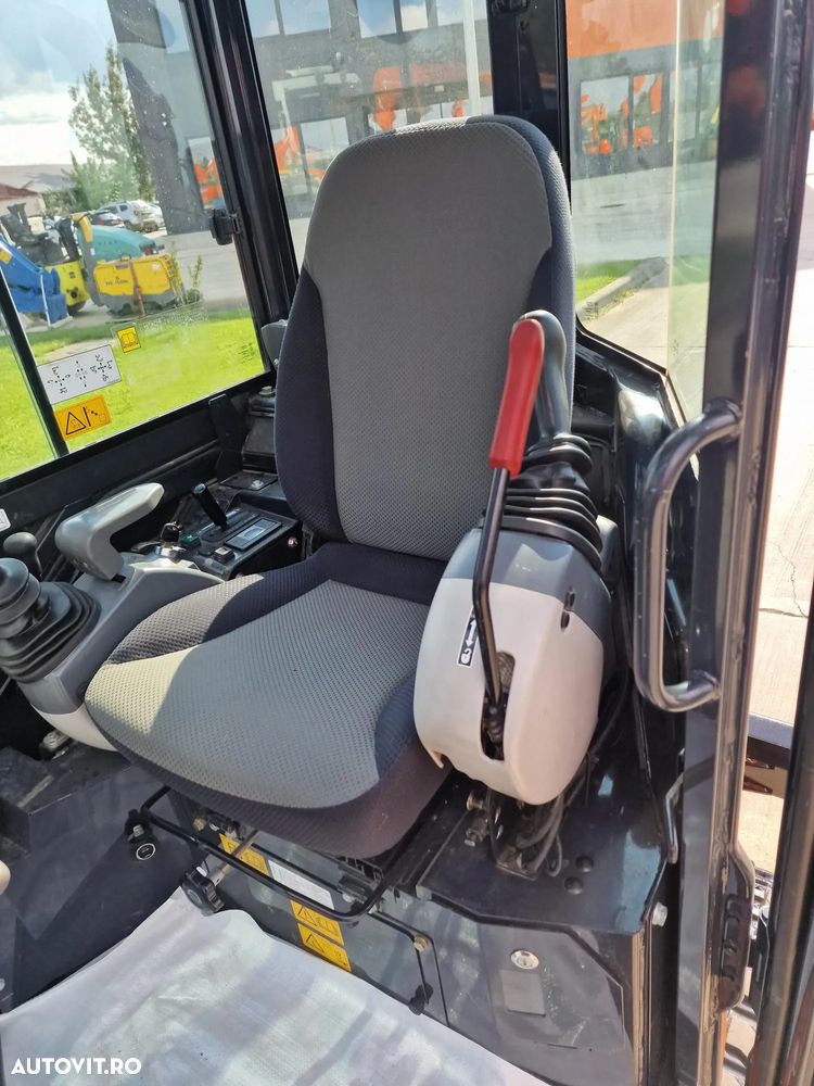 Hitachi 2,7t, CUPLA RAPIDA cu INCLINARE CUPE, 2021, 627h, cupe 400mm, 600mm, taluz NOI, senile 80% bune, inst picon, latime 1,5m, Ad sapare 3m, ridica 1,5t, motor 21CP, Produs in JAPONIA, posiblitate leasing 4 ani, CA NOU-PROMOTIE 32.900 EUR+Tva - 22