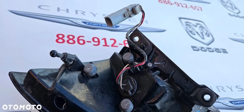 Chrysler Pacifica 2016- Lampa tył prawy Lampa tylna prawa P68229028AA Lampa tył lewy Lampa tylna lewa P68229029AA IDEALNE Żarówki W21/5W ZWYKŁE LAMPY - 14