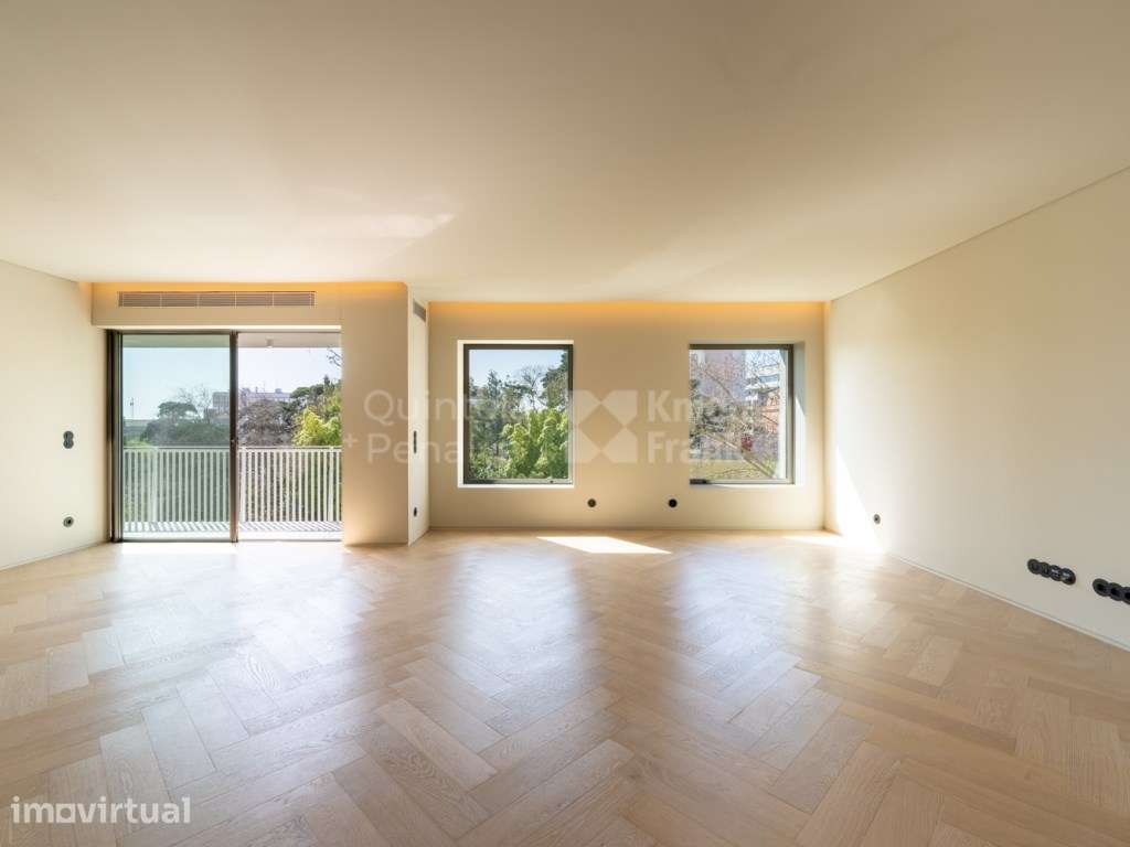 Apartamento T3 renovado com estacionamento em Lisboa - Grande imagem: 2/36