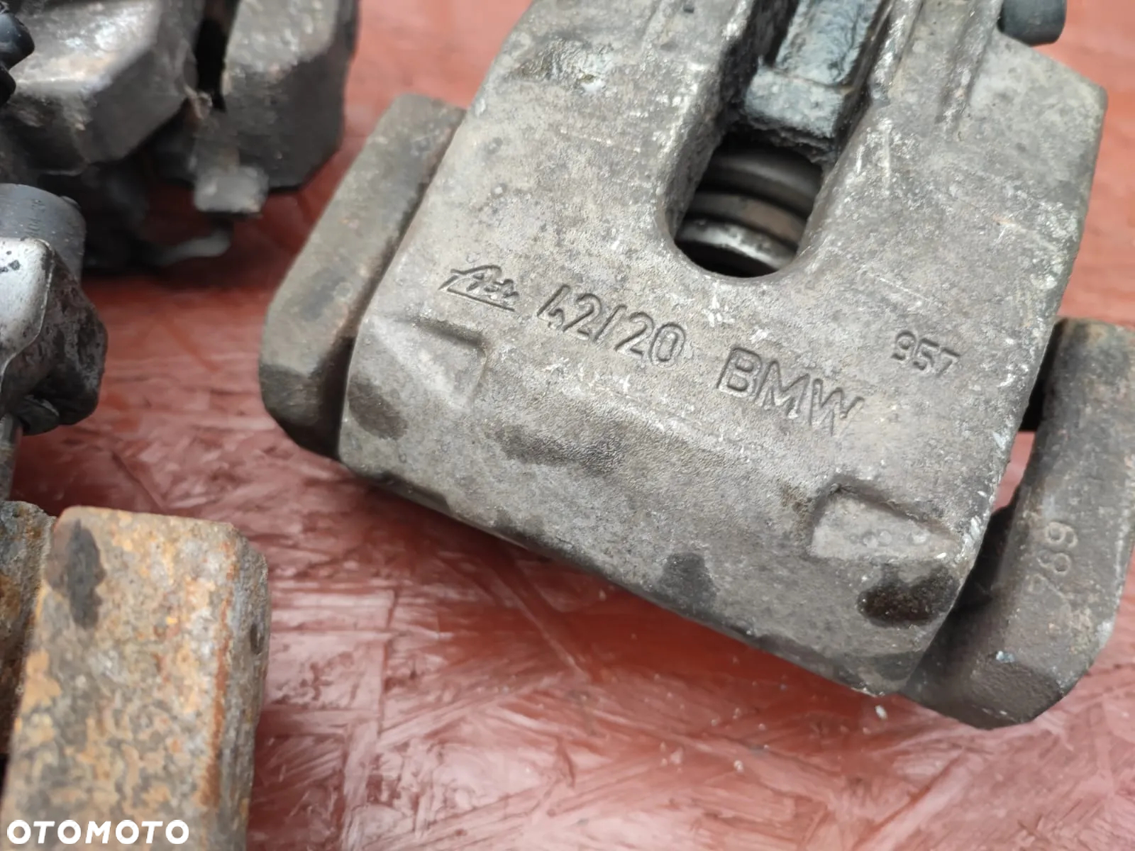 BMW E60 / E60 LCI / E61 / E61 LCI / E63 / E63 LCI / E64 / E64 LCI / E65 / E66. ORYGINALNE ZACISKI HAMULCOWE + JARZMA DO SILNIKÓW GAMY M57D25 / M47D20 / M54B22 / M54B25 POD TARCZĘ HAMULCOWĄ PRZÓD 310MM / TYŁ 320MM. O NR: 6 753 659 / 6 753 660 / 6 765 909 / 6 765 910 OEM. SPRAWNE W 100%. - 15