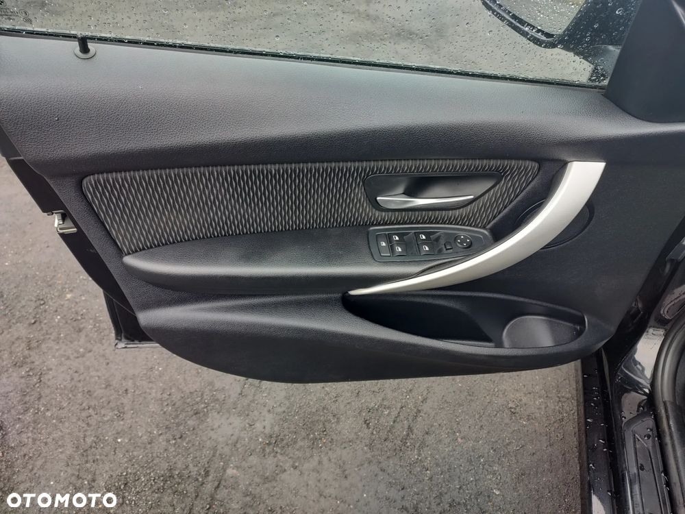 BMW Seria 3 318d Sport Line - 25