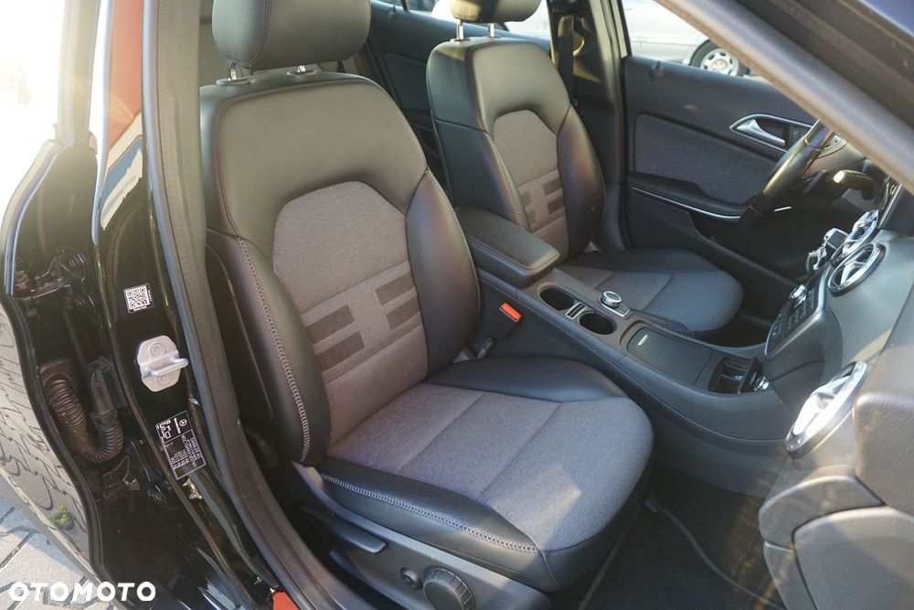 Mercedes-Benz GLA 200 7G-DCT Urban - 19