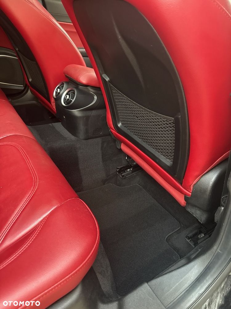 Alfa Romeo Giulia 2.0 Turbo 16V AT8 Veloce - 16