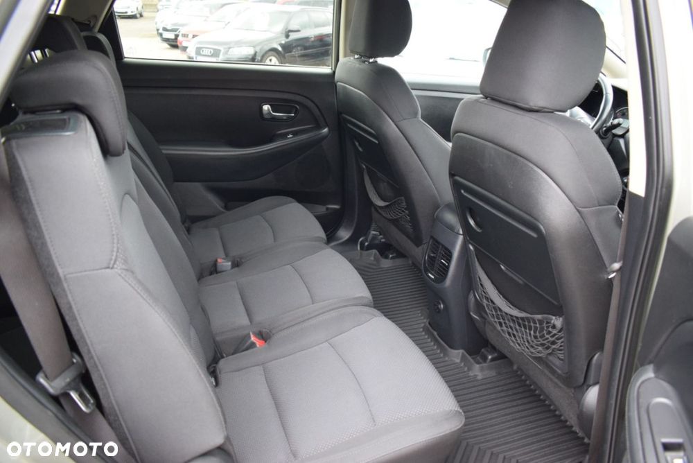 Kia Carens - 21