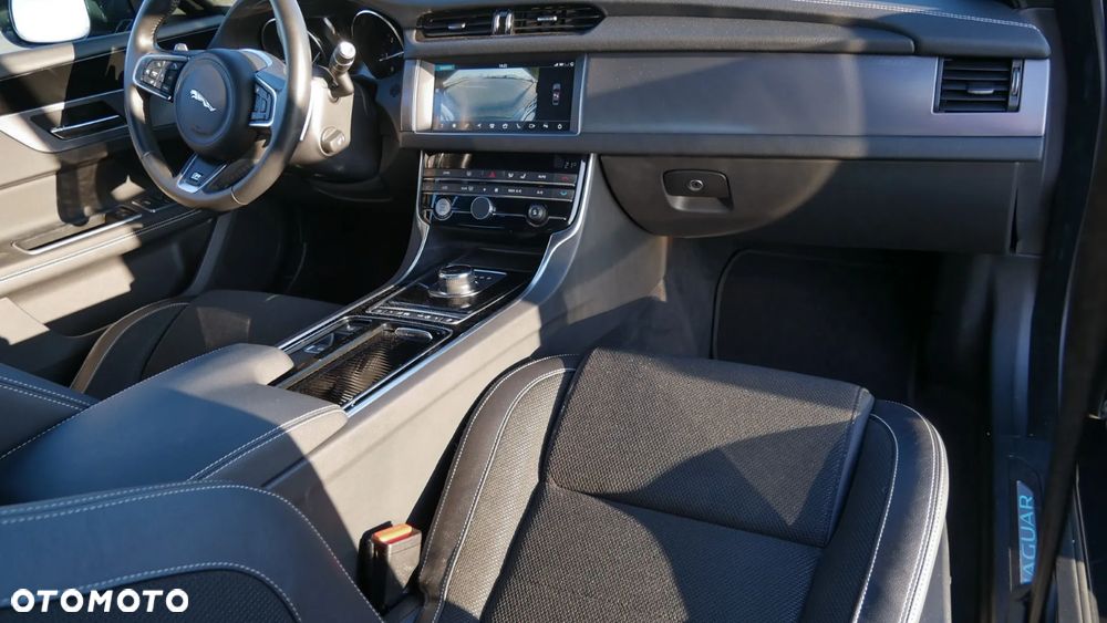 Jaguar XF 20d R-Sport - 17