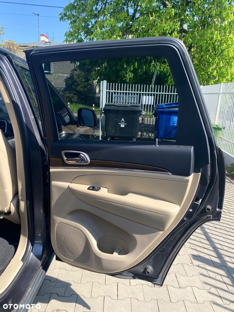 Jeep Grand Cherokee - 24