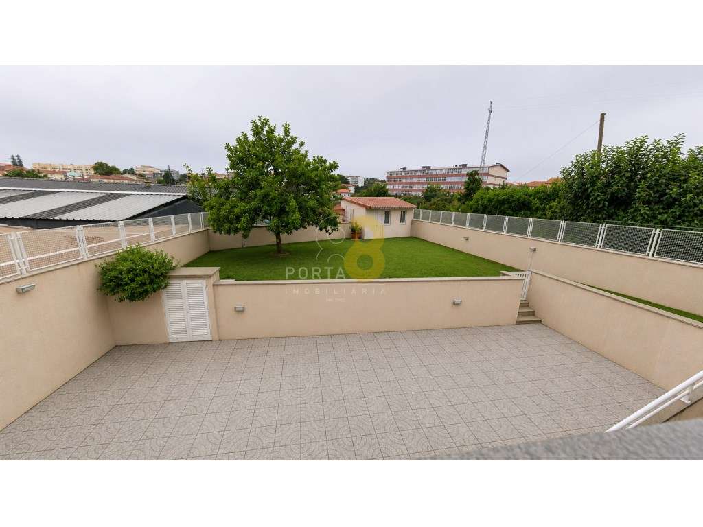 Moradia de 4 Frentes | 320 m² de Construção | Terreno com 496 m² | ... - Grande imagem: 2/21
