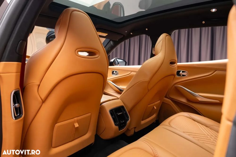 Aston Martin DBX - 8