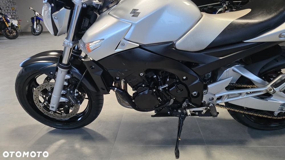 Suzuki GSR - 5