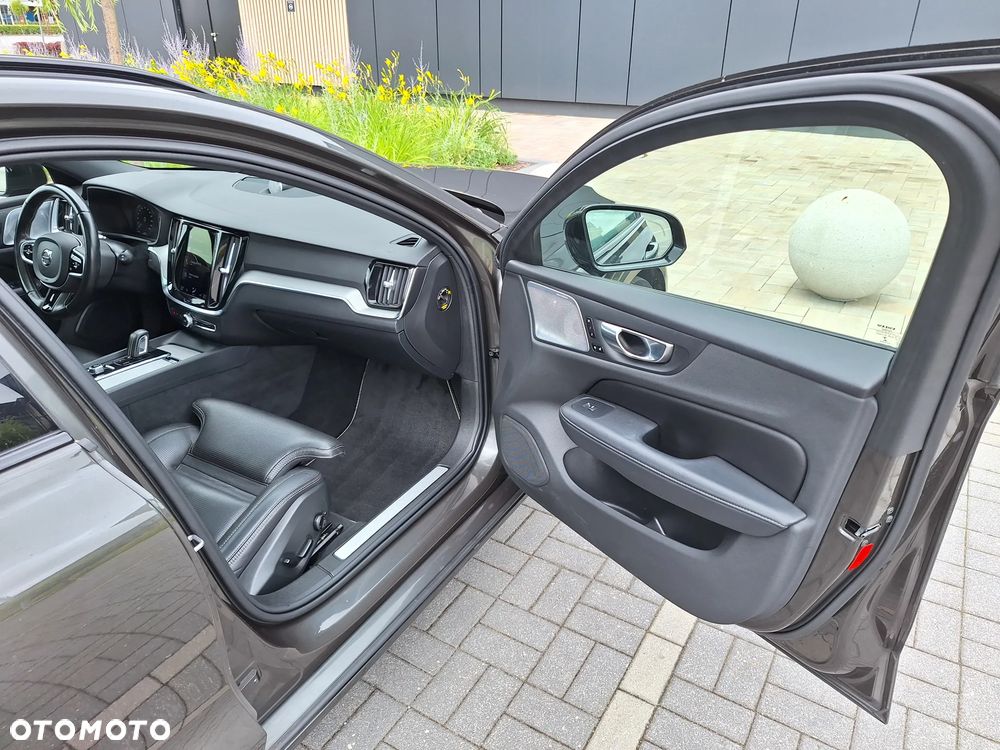 Volvo V60 B4 D R-Design - 24