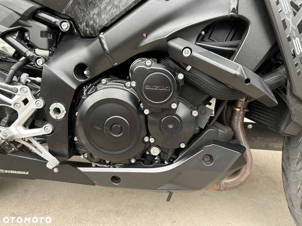 Suzuki GSX - 21