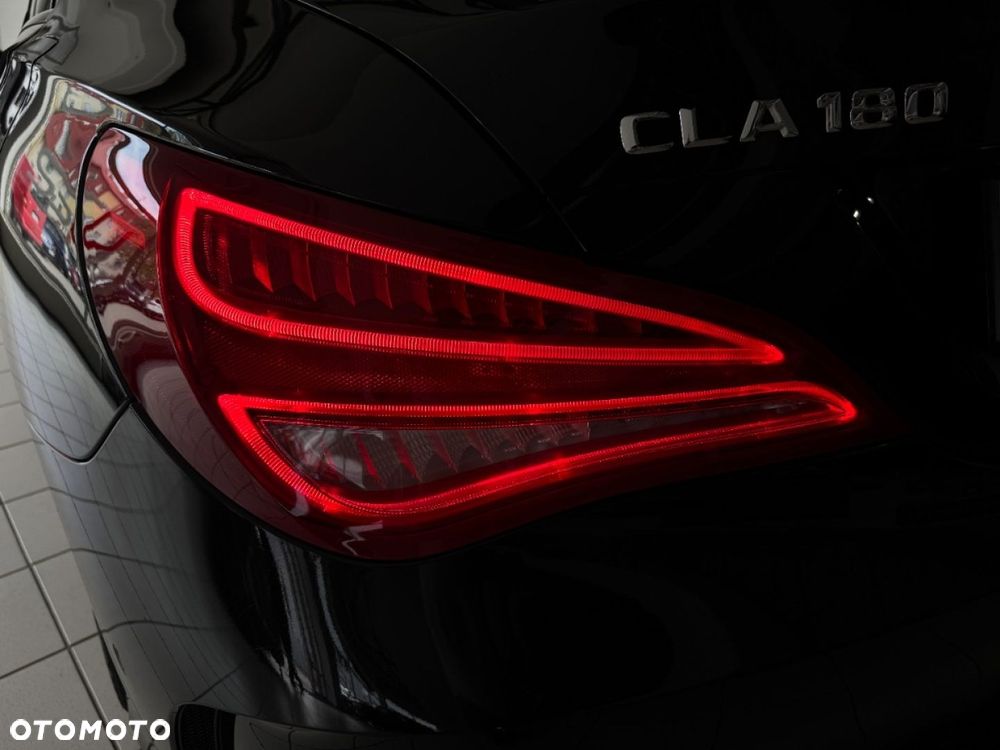 Mercedes-Benz CLA 180 AMG Line - 32