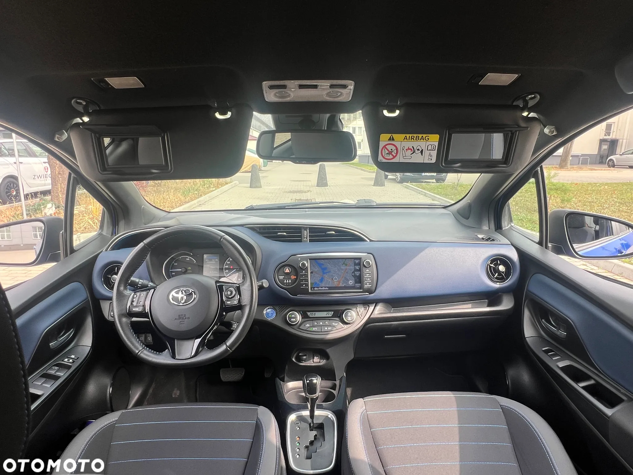 Toyota Yaris Hybrid 100 Selection Platinum - 11