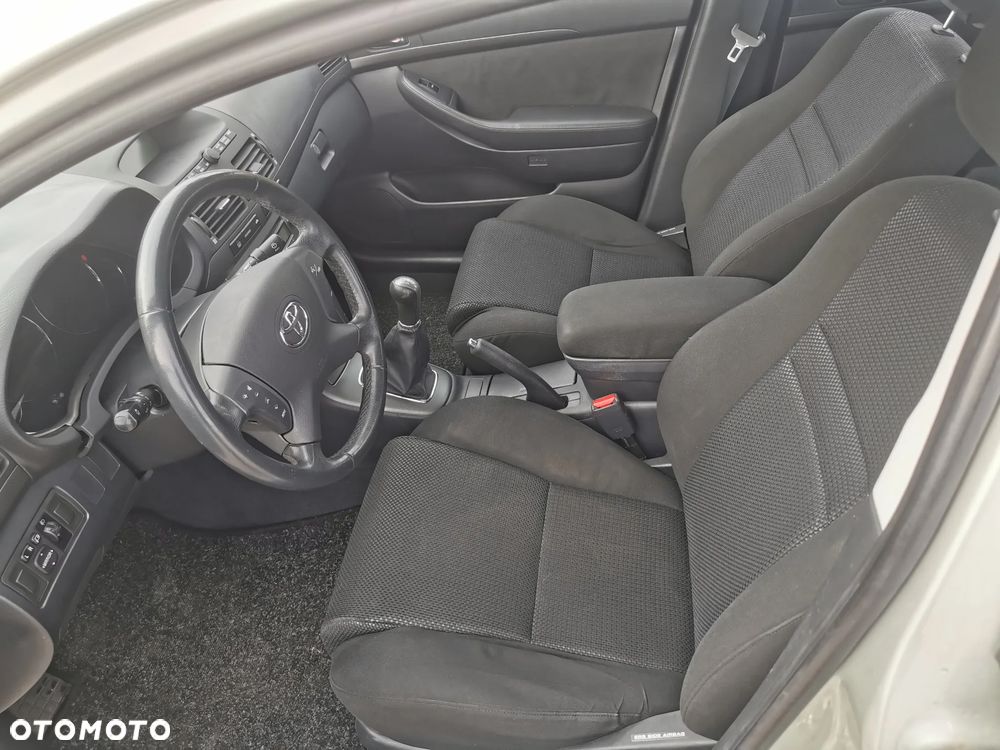 Toyota Avensis - 15