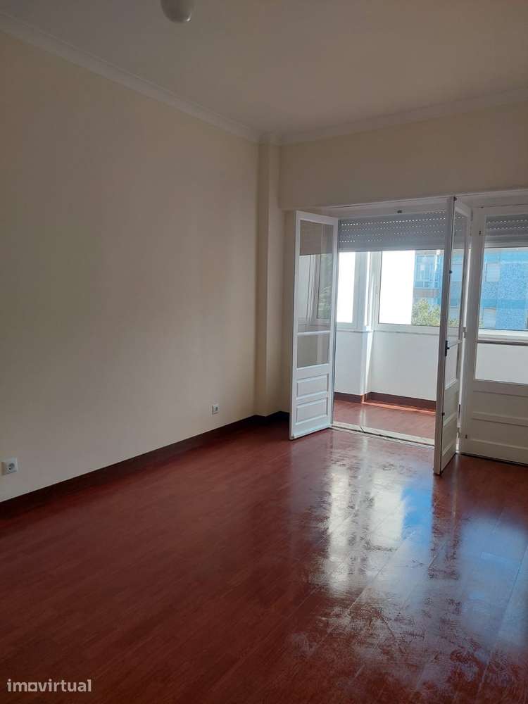 Apartamento T2 em Linda-a-Velha, com elevador e cozinha equipada - Grande imagem: 3/5