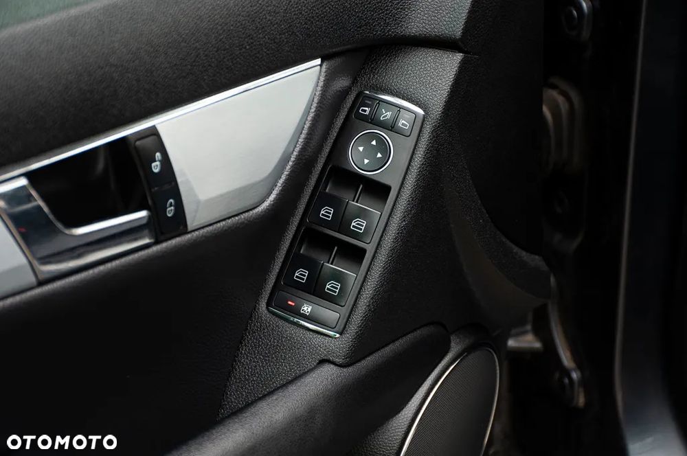 Mercedes-Benz Klasa C 180 CGI Automatik BlueEFFICIENCY Elegance - 38
