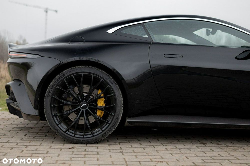 Aston Martin Vantage - 8