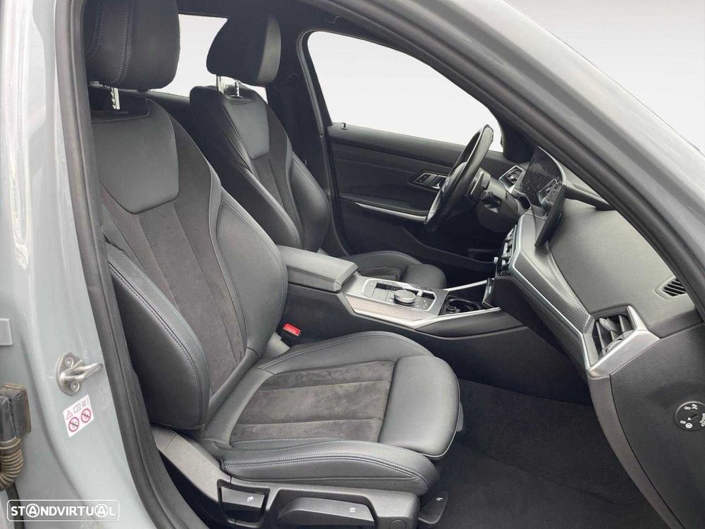 BMW 320 d Touring Pack Desportivo M Auto - 11