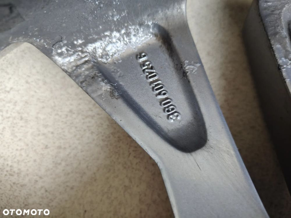 VW Passat B8 3G0601025G 7Jx17 Et40 - 3