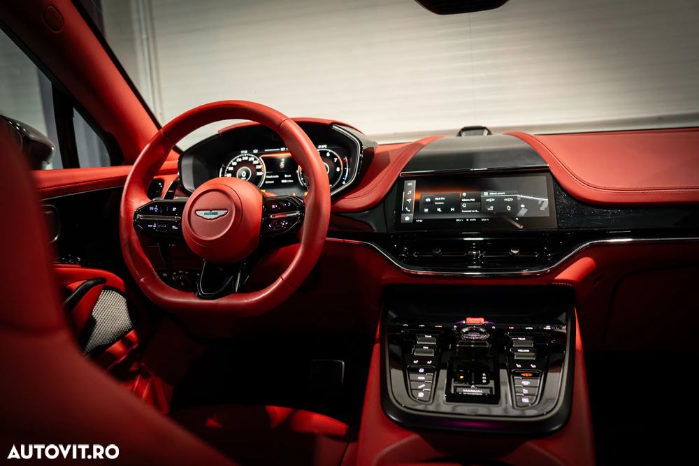 Aston Martin DBX - 6