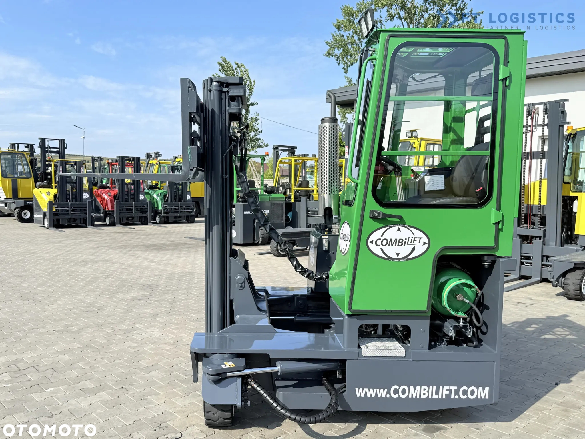 Combilift C2500 / GAS / TRIPLEX 4900MM / WOLNY SKOK /JEDYNE 2446 MOTOGODZIN /  POZYCJONER WIDEŁ / PEŁNA KABINA / STAN IDEALNY / Szeroka oferta wózków czterokierunkowych i bocznych, dopasowanych do różnorodnych potrzeb i zastosowań - 27