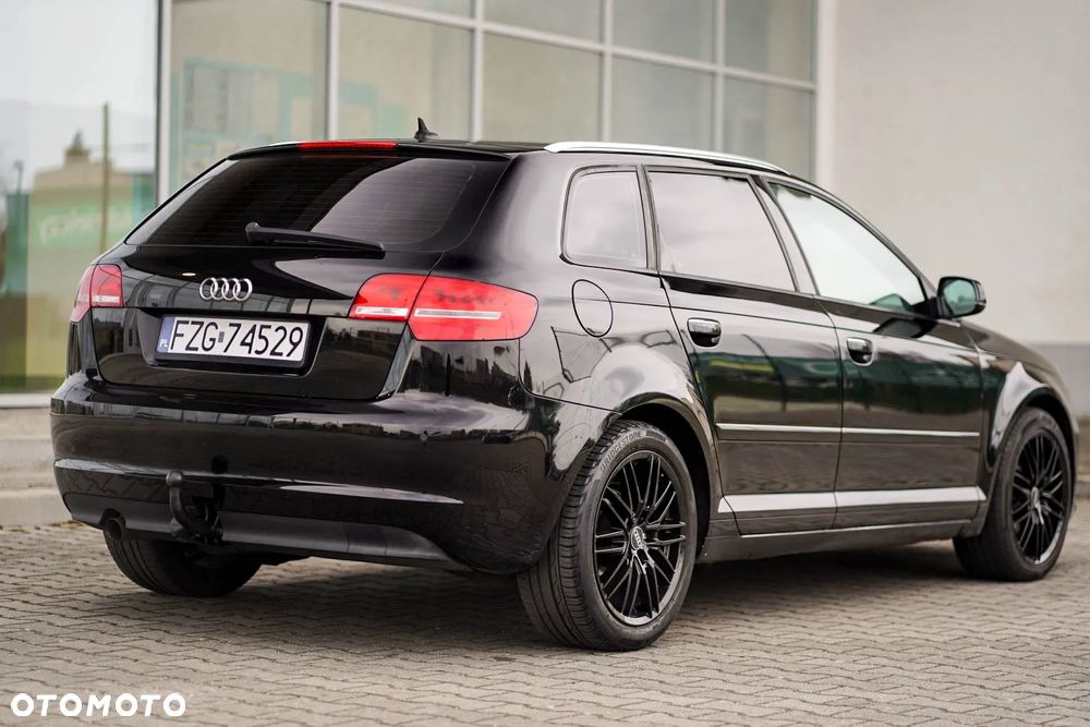 Audi A3 Sportback 1.6 TDI S line Sportpaket - 4