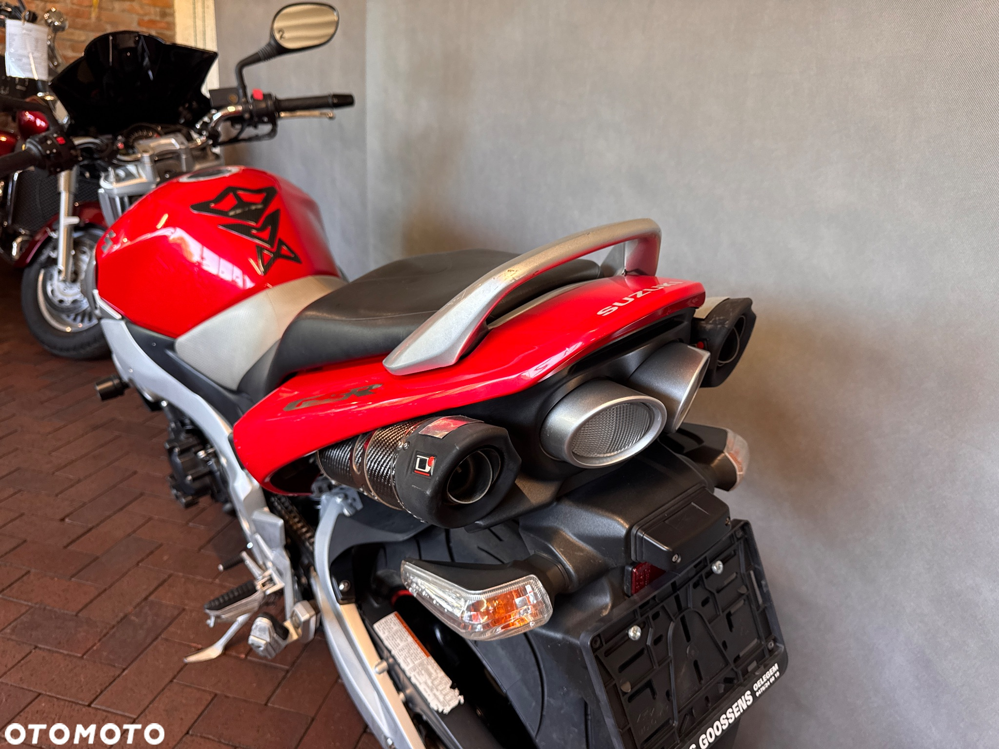 Suzuki GSR - 11