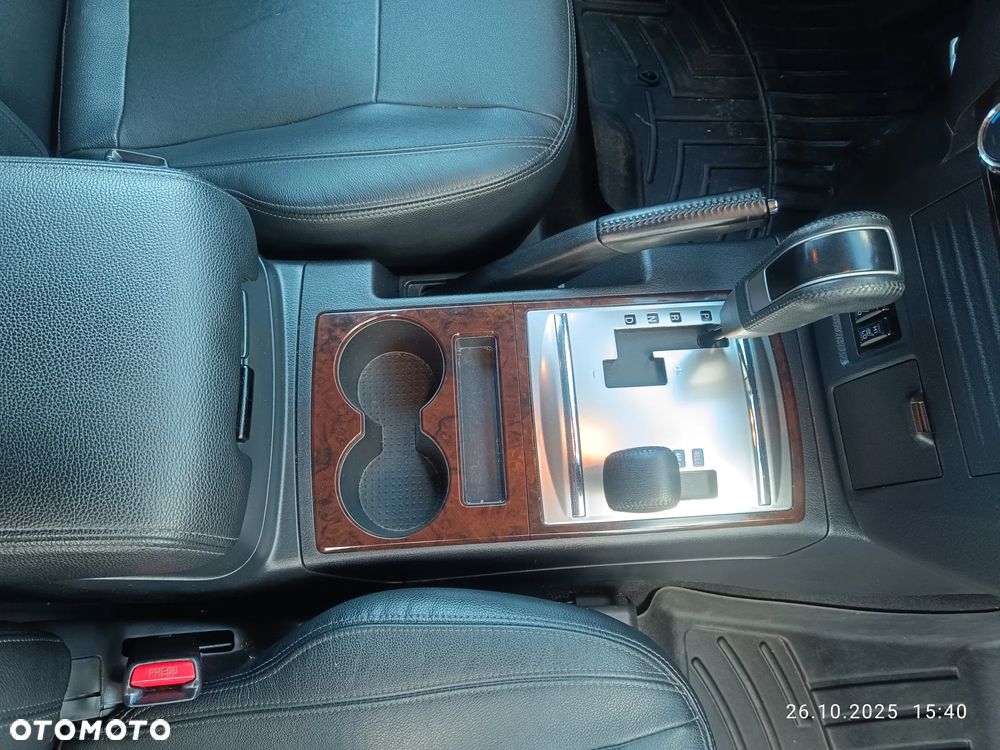 Mitsubishi Pajero - 24