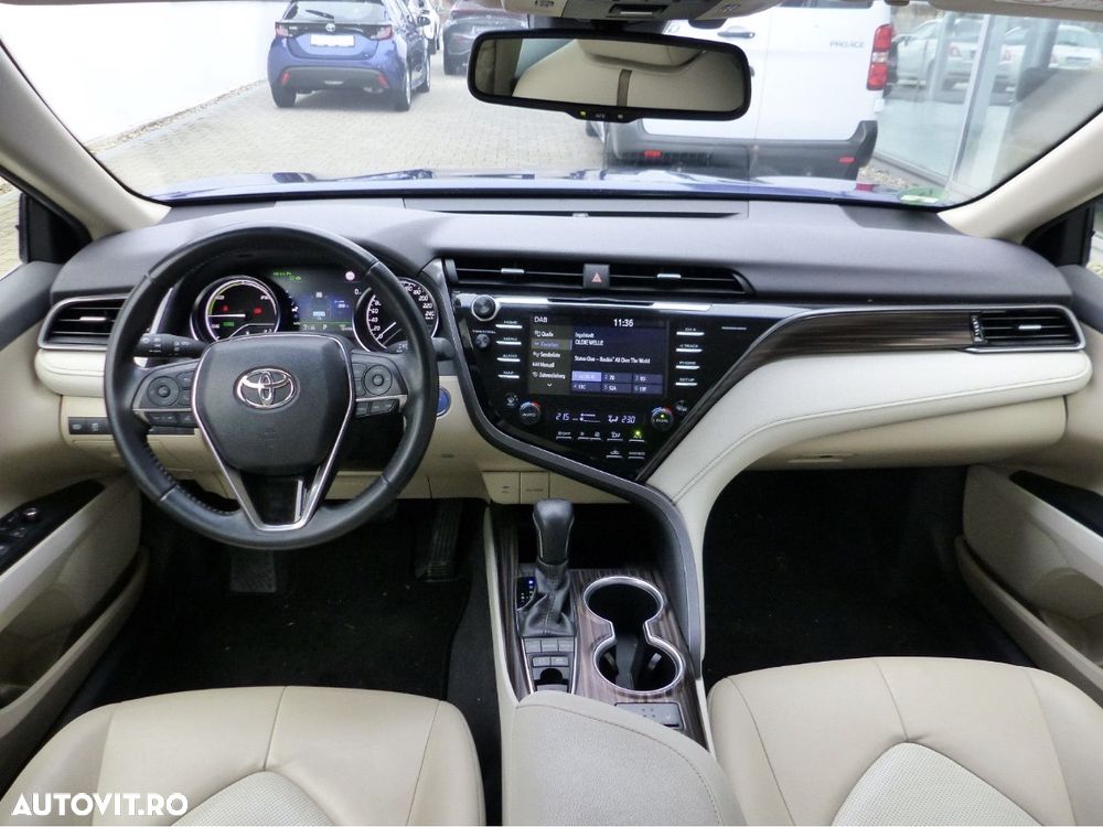 Toyota Camry Executive - 13