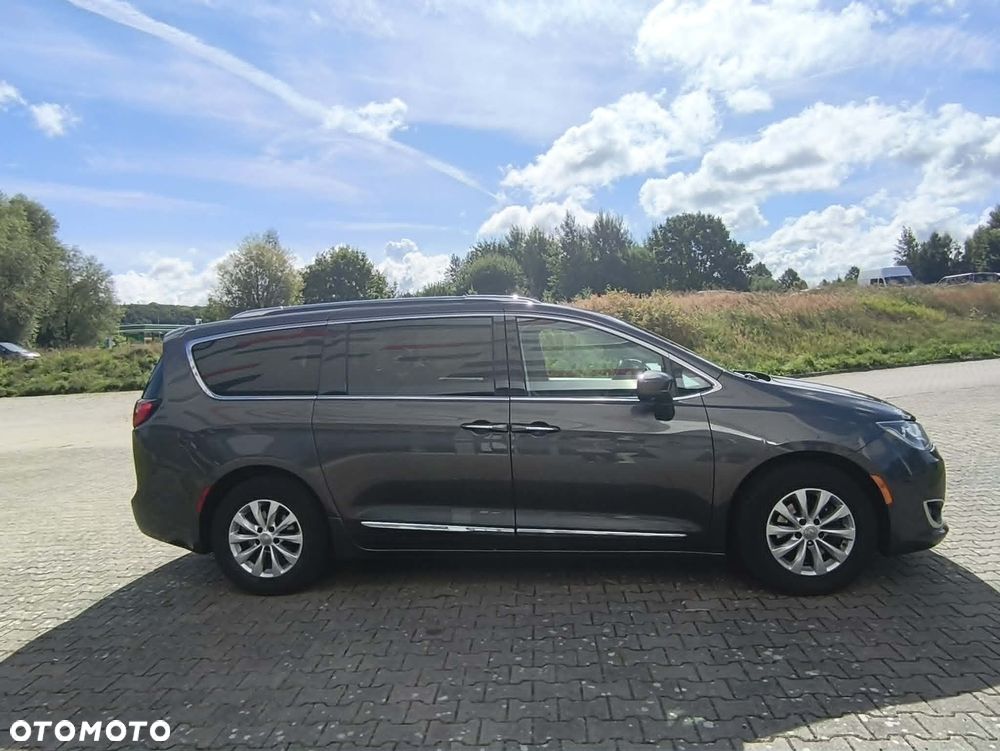 Chrysler Pacifica - 1