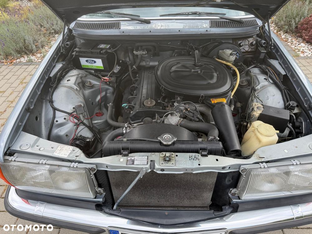 Mercedes-Benz W123 - 24