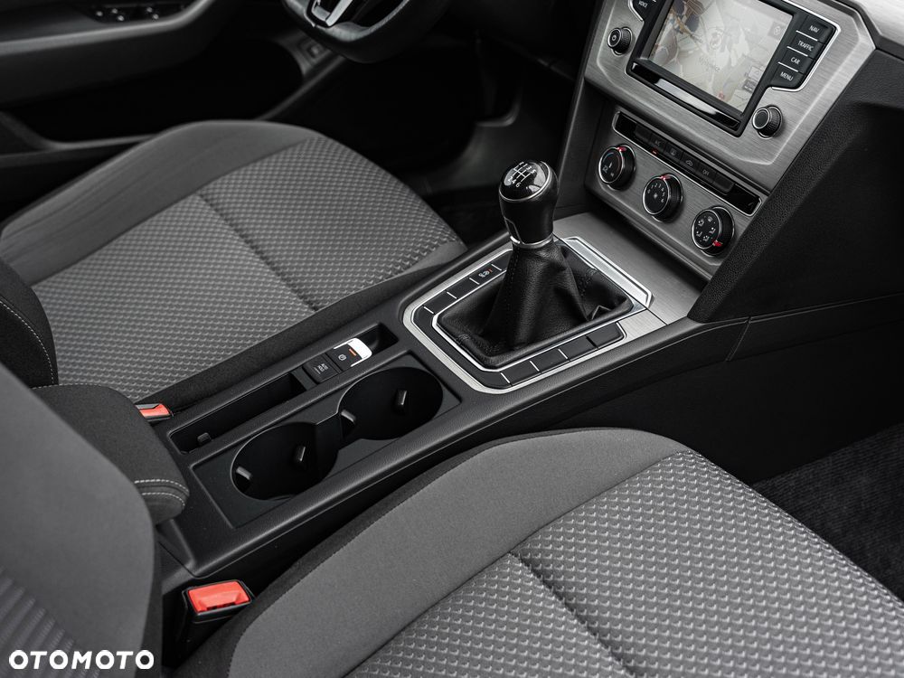 Volkswagen Passat Variant 1.6 TDI BMT Trendline - 27